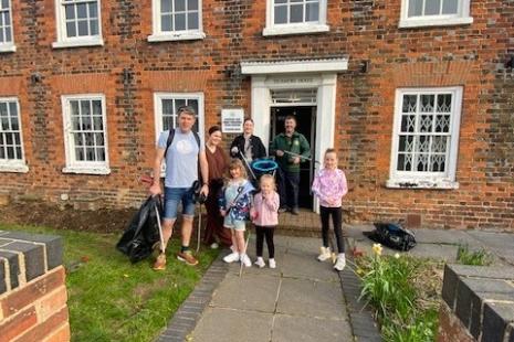 Image of Community Litter Pickers outside Sycamore House 2022