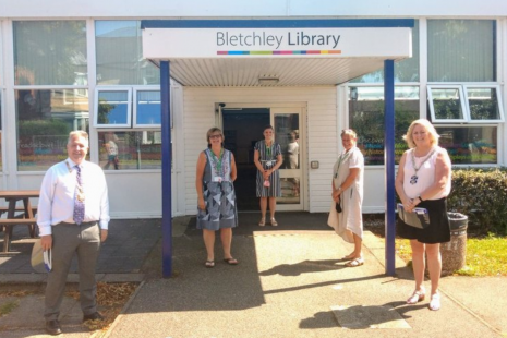 Image of Mayor outside Bletchley Library 2020
